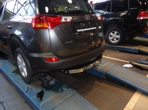 Фаркоп для Toyota Rav 4 с 2013 по 2019 с накладкой из нержавеющей стали серия ЭКОНОМ